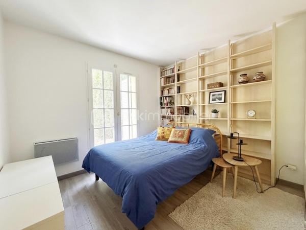 Située dans un environnement résidentiel recherché de Fourqueux, à Saint-Germain-en-Laye et de ses écoles internationales, cette maison construite en 1992 offre environ 135 m² habitables sur un terrain de 395 m².
Dès l’entrée, vous découvrirez un agréable séjour double de 32m2 avec cheminée, baigné de lumière grâce à son bow-window offrant une belle vue sur la nature. Cet espace chaleureux s’ouvre directement sur la terrasse et le jardin, créant une agréable continuité entre l’intérieur et l’extérieur, idéale pour profiter des beaux jours.
La cuisine équipée, fonctionnelle et indépendante, offre également un beau potentiel d’évolution puisqu’elle peut facilement être ouverte sur le séjour afin de créer une vaste pièce de vie conviviale et lumineuse d'environ 42m2.
Le rez-de-chaussée dispose par ailleurs d’une chambre avec salle de douche et WC, un véritable atout pour accueillir des invités, ou bénéficier d’une chambre de plain-pied. De nombreux rangements dans le dégagement viennent compléter ce niveau.
À l’étage, un palier dessert trois chambres, dont une belle suite parentale bénéficiant de sa propre salle de douche et de nombreux placards. Une salle de bains ainsi qu’un WC indépendant complètent l’espace nuit.
À l’extérieur, le jardin et la terrasse offrent un cadre agréable et verdoyant, propice aux moments de détente en famille ou entre amis.
Un garage avec espace buanderie complète ce bien et apporte un espace pratique pour le stationnement, le rangement et les équipements du quotidien.
Cette maison séduit par ses beaux volumes, ses quatre chambres et sa distribution fonctionnelle, avec notamment une chambre au rez-de-chaussée. La présence d’une cheminée, d’une terrasse et d’un jardin lui confère également un cadre de vie chaleureux et agréable.
Enfin, sa situation à 12 mns du T13 pour le RER A et 20 mns à pieds des établissements scolaires internationaux, constitue un atout majeur pour une famille à la recherche d’un environnement privilégié.