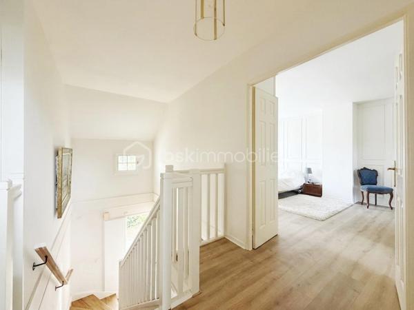 Située dans un environnement résidentiel recherché de Fourqueux, à Saint-Germain-en-Laye et de ses écoles internationales, cette maison construite en 1992 offre environ 135 m² habitables sur un terrain de 395 m².
Dès l’entrée, vous découvrirez un agréable séjour double de 32m2 avec cheminée, baigné de lumière grâce à son bow-window offrant une belle vue sur la nature. Cet espace chaleureux s’ouvre directement sur la terrasse et le jardin, créant une agréable continuité entre l’intérieur et l’extérieur, idéale pour profiter des beaux jours.
La cuisine équipée, fonctionnelle et indépendante, offre également un beau potentiel d’évolution puisqu’elle peut facilement être ouverte sur le séjour afin de créer une vaste pièce de vie conviviale et lumineuse d'environ 42m2.
Le rez-de-chaussée dispose par ailleurs d’une chambre avec salle de douche et WC, un véritable atout pour accueillir des invités, ou bénéficier d’une chambre de plain-pied. De nombreux rangements dans le dégagement viennent compléter ce niveau.
À l’étage, un palier dessert trois chambres, dont une belle suite parentale bénéficiant de sa propre salle de douche et de nombreux placards. Une salle de bains ainsi qu’un WC indépendant complètent l’espace nuit.
À l’extérieur, le jardin et la terrasse offrent un cadre agréable et verdoyant, propice aux moments de détente en famille ou entre amis.
Un garage avec espace buanderie complète ce bien et apporte un espace pratique pour le stationnement, le rangement et les équipements du quotidien.
Cette maison séduit par ses beaux volumes, ses quatre chambres et sa distribution fonctionnelle, avec notamment une chambre au rez-de-chaussée. La présence d’une cheminée, d’une terrasse et d’un jardin lui confère également un cadre de vie chaleureux et agréable.
Enfin, sa situation à 12 mns du T13 pour le RER A et 20 mns à pieds des établissements scolaires internationaux, constitue un atout majeur pour une famille à la recherche d’un environnement privilégié.