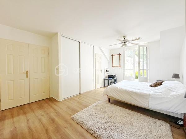 Située dans un environnement résidentiel recherché de Fourqueux, à Saint-Germain-en-Laye et de ses écoles internationales, cette maison construite en 1992 offre environ 135 m² habitables sur un terrain de 395 m².
Dès l’entrée, vous découvrirez un agréable séjour double de 32m2 avec cheminée, baigné de lumière grâce à son bow-window offrant une belle vue sur la nature. Cet espace chaleureux s’ouvre directement sur la terrasse et le jardin, créant une agréable continuité entre l’intérieur et l’extérieur, idéale pour profiter des beaux jours.
La cuisine équipée, fonctionnelle et indépendante, offre également un beau potentiel d’évolution puisqu’elle peut facilement être ouverte sur le séjour afin de créer une vaste pièce de vie conviviale et lumineuse d'environ 42m2.
Le rez-de-chaussée dispose par ailleurs d’une chambre avec salle de douche et WC, un véritable atout pour accueillir des invités, ou bénéficier d’une chambre de plain-pied. De nombreux rangements dans le dégagement viennent compléter ce niveau.
À l’étage, un palier dessert trois chambres, dont une belle suite parentale bénéficiant de sa propre salle de douche et de nombreux placards. Une salle de bains ainsi qu’un WC indépendant complètent l’espace nuit.
À l’extérieur, le jardin et la terrasse offrent un cadre agréable et verdoyant, propice aux moments de détente en famille ou entre amis.
Un garage avec espace buanderie complète ce bien et apporte un espace pratique pour le stationnement, le rangement et les équipements du quotidien.
Cette maison séduit par ses beaux volumes, ses quatre chambres et sa distribution fonctionnelle, avec notamment une chambre au rez-de-chaussée. La présence d’une cheminée, d’une terrasse et d’un jardin lui confère également un cadre de vie chaleureux et agréable.
Enfin, sa situation à 12 mns du T13 pour le RER A et 20 mns à pieds des établissements scolaires internationaux, constitue un atout majeur pour une famille à la recherche d’un environnement privilégié.