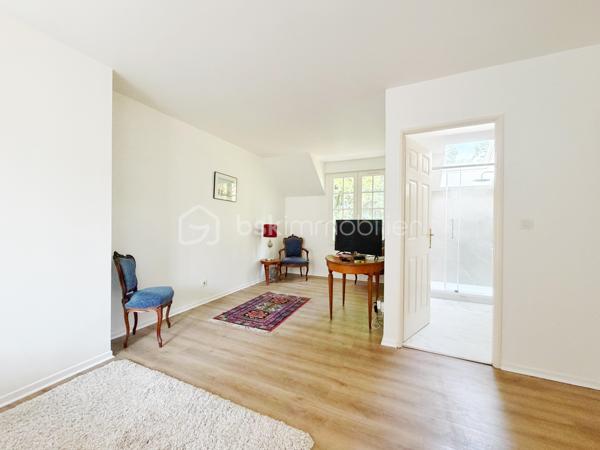 Située dans un environnement résidentiel recherché de Fourqueux, à Saint-Germain-en-Laye et de ses écoles internationales, cette maison construite en 1992 offre environ 135 m² habitables sur un terrain de 395 m².
Dès l’entrée, vous découvrirez un agréable séjour double de 32m2 avec cheminée, baigné de lumière grâce à son bow-window offrant une belle vue sur la nature. Cet espace chaleureux s’ouvre directement sur la terrasse et le jardin, créant une agréable continuité entre l’intérieur et l’extérieur, idéale pour profiter des beaux jours.
La cuisine équipée, fonctionnelle et indépendante, offre également un beau potentiel d’évolution puisqu’elle peut facilement être ouverte sur le séjour afin de créer une vaste pièce de vie conviviale et lumineuse d'environ 42m2.
Le rez-de-chaussée dispose par ailleurs d’une chambre avec salle de douche et WC, un véritable atout pour accueillir des invités, ou bénéficier d’une chambre de plain-pied. De nombreux rangements dans le dégagement viennent compléter ce niveau.
À l’étage, un palier dessert trois chambres, dont une belle suite parentale bénéficiant de sa propre salle de douche et de nombreux placards. Une salle de bains ainsi qu’un WC indépendant complètent l’espace nuit.
À l’extérieur, le jardin et la terrasse offrent un cadre agréable et verdoyant, propice aux moments de détente en famille ou entre amis.
Un garage avec espace buanderie complète ce bien et apporte un espace pratique pour le stationnement, le rangement et les équipements du quotidien.
Cette maison séduit par ses beaux volumes, ses quatre chambres et sa distribution fonctionnelle, avec notamment une chambre au rez-de-chaussée. La présence d’une cheminée, d’une terrasse et d’un jardin lui confère également un cadre de vie chaleureux et agréable.
Enfin, sa situation à 12 mns du T13 pour le RER A et 20 mns à pieds des établissements scolaires internationaux, constitue un atout majeur pour une famille à la recherche d’un environnement privilégié.