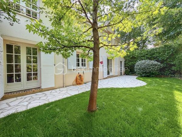 Située dans un environnement résidentiel recherché de Fourqueux, à Saint-Germain-en-Laye et de ses écoles internationales, cette maison construite en 1992 offre environ 135 m² habitables sur un terrain de 395 m².
Dès l’entrée, vous découvrirez un agréable séjour double de 32m2 avec cheminée, baigné de lumière grâce à son bow-window offrant une belle vue sur la nature. Cet espace chaleureux s’ouvre directement sur la terrasse et le jardin, créant une agréable continuité entre l’intérieur et l’extérieur, idéale pour profiter des beaux jours.
La cuisine équipée, fonctionnelle et indépendante, offre également un beau potentiel d’évolution puisqu’elle peut facilement être ouverte sur le séjour afin de créer une vaste pièce de vie conviviale et lumineuse d'environ 42m2.
Le rez-de-chaussée dispose par ailleurs d’une chambre avec salle de douche et WC, un véritable atout pour accueillir des invités, ou bénéficier d’une chambre de plain-pied. De nombreux rangements dans le dégagement viennent compléter ce niveau.
À l’étage, un palier dessert trois chambres, dont une belle suite parentale bénéficiant de sa propre salle de douche et de nombreux placards. Une salle de bains ainsi qu’un WC indépendant complètent l’espace nuit.
À l’extérieur, le jardin et la terrasse offrent un cadre agréable et verdoyant, propice aux moments de détente en famille ou entre amis.
Un garage avec espace buanderie complète ce bien et apporte un espace pratique pour le stationnement, le rangement et les équipements du quotidien.
Cette maison séduit par ses beaux volumes, ses quatre chambres et sa distribution fonctionnelle, avec notamment une chambre au rez-de-chaussée. La présence d’une cheminée, d’une terrasse et d’un jardin lui confère également un cadre de vie chaleureux et agréable.
Enfin, sa situation à 12 mns du T13 pour le RER A et 20 mns à pieds des établissements scolaires internationaux, constitue un atout majeur pour une famille à la recherche d’un environnement privilégié.