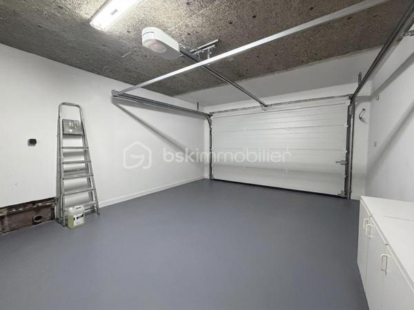 Située dans un environnement résidentiel recherché de Fourqueux, à Saint-Germain-en-Laye et de ses écoles internationales, cette maison construite en 1992 offre environ 135 m² habitables sur un terrain de 395 m².
Dès l’entrée, vous découvrirez un agréable séjour double de 32m2 avec cheminée, baigné de lumière grâce à son bow-window offrant une belle vue sur la nature. Cet espace chaleureux s’ouvre directement sur la terrasse et le jardin, créant une agréable continuité entre l’intérieur et l’extérieur, idéale pour profiter des beaux jours.
La cuisine équipée, fonctionnelle et indépendante, offre également un beau potentiel d’évolution puisqu’elle peut facilement être ouverte sur le séjour afin de créer une vaste pièce de vie conviviale et lumineuse d'environ 42m2.
Le rez-de-chaussée dispose par ailleurs d’une chambre avec salle de douche et WC, un véritable atout pour accueillir des invités, ou bénéficier d’une chambre de plain-pied. De nombreux rangements dans le dégagement viennent compléter ce niveau.
À l’étage, un palier dessert trois chambres, dont une belle suite parentale bénéficiant de sa propre salle de douche et de nombreux placards. Une salle de bains ainsi qu’un WC indépendant complètent l’espace nuit.
À l’extérieur, le jardin et la terrasse offrent un cadre agréable et verdoyant, propice aux moments de détente en famille ou entre amis.
Un garage avec espace buanderie complète ce bien et apporte un espace pratique pour le stationnement, le rangement et les équipements du quotidien.
Cette maison séduit par ses beaux volumes, ses quatre chambres et sa distribution fonctionnelle, avec notamment une chambre au rez-de-chaussée. La présence d’une cheminée, d’une terrasse et d’un jardin lui confère également un cadre de vie chaleureux et agréable.
Enfin, sa situation à 12 mns du T13 pour le RER A et 20 mns à pieds des établissements scolaires internationaux, constitue un atout majeur pour une famille à la recherche d’un environnement privilégié.