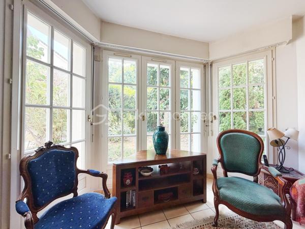 Située dans un environnement résidentiel recherché de Fourqueux, à Saint-Germain-en-Laye et de ses écoles internationales, cette maison construite en 1992 offre environ 135 m² habitables sur un terrain de 395 m².
Dès l’entrée, vous découvrirez un agréable séjour double de 32m2 avec cheminée, baigné de lumière grâce à son bow-window offrant une belle vue sur la nature. Cet espace chaleureux s’ouvre directement sur la terrasse et le jardin, créant une agréable continuité entre l’intérieur et l’extérieur, idéale pour profiter des beaux jours.
La cuisine équipée, fonctionnelle et indépendante, offre également un beau potentiel d’évolution puisqu’elle peut facilement être ouverte sur le séjour afin de créer une vaste pièce de vie conviviale et lumineuse d'environ 42m2.
Le rez-de-chaussée dispose par ailleurs d’une chambre avec salle de douche et WC, un véritable atout pour accueillir des invités, ou bénéficier d’une chambre de plain-pied. De nombreux rangements dans le dégagement viennent compléter ce niveau.
À l’étage, un palier dessert trois chambres, dont une belle suite parentale bénéficiant de sa propre salle de douche et de nombreux placards. Une salle de bains ainsi qu’un WC indépendant complètent l’espace nuit.
À l’extérieur, le jardin et la terrasse offrent un cadre agréable et verdoyant, propice aux moments de détente en famille ou entre amis.
Un garage avec espace buanderie complète ce bien et apporte un espace pratique pour le stationnement, le rangement et les équipements du quotidien.
Cette maison séduit par ses beaux volumes, ses quatre chambres et sa distribution fonctionnelle, avec notamment une chambre au rez-de-chaussée. La présence d’une cheminée, d’une terrasse et d’un jardin lui confère également un cadre de vie chaleureux et agréable.
Enfin, sa situation à 12 mns du T13 pour le RER A et 20 mns à pieds des établissements scolaires internationaux, constitue un atout majeur pour une famille à la recherche d’un environnement privilégié.