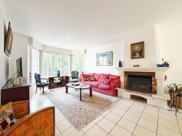 Située dans un environnement résidentiel recherché de Fourqueux, à Saint-Germain-en-Laye et de ses écoles internationales, cette maison construite en 1992 offre environ 135 m² habitables sur un terrain de 395 m².
Dès l’entrée, vous découvrirez un agréable séjour double de 32m2 avec cheminée, baigné de lumière grâce à son bow-window offrant une belle vue sur la nature. Cet espace chaleureux s’ouvre directement sur la terrasse et le jardin, créant une agréable continuité entre l’intérieur et l’extérieur, idéale pour profiter des beaux jours.
La cuisine équipée, fonctionnelle et indépendante, offre également un beau potentiel d’évolution puisqu’elle peut facilement être ouverte sur le séjour afin de créer une vaste pièce de vie conviviale et lumineuse d'environ 42m2.
Le rez-de-chaussée dispose par ailleurs d’une chambre avec salle de douche et WC, un véritable atout pour accueillir des invités, ou bénéficier d’une chambre de plain-pied. De nombreux rangements dans le dégagement viennent compléter ce niveau.
À l’étage, un palier dessert trois chambres, dont une belle suite parentale bénéficiant de sa propre salle de douche et de nombreux placards. Une salle de bains ainsi qu’un WC indépendant complètent l’espace nuit.
À l’extérieur, le jardin et la terrasse offrent un cadre agréable et verdoyant, propice aux moments de détente en famille ou entre amis.
Un garage avec espace buanderie complète ce bien et apporte un espace pratique pour le stationnement, le rangement et les équipements du quotidien.
Cette maison séduit par ses beaux volumes, ses quatre chambres et sa distribution fonctionnelle, avec notamment une chambre au rez-de-chaussée. La présence d’une cheminée, d’une terrasse et d’un jardin lui confère également un cadre de vie chaleureux et agréable.
Enfin, sa situation à 12 mns du T13 pour le RER A et 20 mns à pieds des établissements scolaires internationaux, constitue un atout majeur pour une famille à la recherche d’un environnement privilégié.