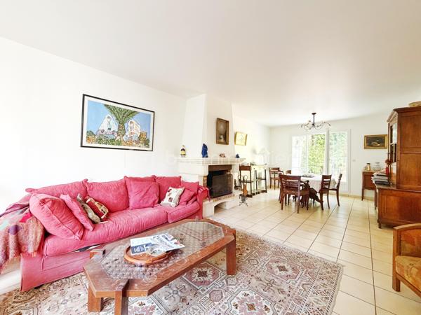 Située dans un environnement résidentiel recherché de Fourqueux, à Saint-Germain-en-Laye et de ses écoles internationales, cette maison construite en 1992 offre environ 135 m² habitables sur un terrain de 395 m².
Dès l’entrée, vous découvrirez un agréable séjour double de 32m2 avec cheminée, baigné de lumière grâce à son bow-window offrant une belle vue sur la nature. Cet espace chaleureux s’ouvre directement sur la terrasse et le jardin, créant une agréable continuité entre l’intérieur et l’extérieur, idéale pour profiter des beaux jours.
La cuisine équipée, fonctionnelle et indépendante, offre également un beau potentiel d’évolution puisqu’elle peut facilement être ouverte sur le séjour afin de créer une vaste pièce de vie conviviale et lumineuse d'environ 42m2.
Le rez-de-chaussée dispose par ailleurs d’une chambre avec salle de douche et WC, un véritable atout pour accueillir des invités, ou bénéficier d’une chambre de plain-pied. De nombreux rangements dans le dégagement viennent compléter ce niveau.
À l’étage, un palier dessert trois chambres, dont une belle suite parentale bénéficiant de sa propre salle de douche et de nombreux placards. Une salle de bains ainsi qu’un WC indépendant complètent l’espace nuit.
À l’extérieur, le jardin et la terrasse offrent un cadre agréable et verdoyant, propice aux moments de détente en famille ou entre amis.
Un garage avec espace buanderie complète ce bien et apporte un espace pratique pour le stationnement, le rangement et les équipements du quotidien.
Cette maison séduit par ses beaux volumes, ses quatre chambres et sa distribution fonctionnelle, avec notamment une chambre au rez-de-chaussée. La présence d’une cheminée, d’une terrasse et d’un jardin lui confère également un cadre de vie chaleureux et agréable.
Enfin, sa situation à 12 mns du T13 pour le RER A et 20 mns à pieds des établissements scolaires internationaux, constitue un atout majeur pour une famille à la recherche d’un environnement privilégié.