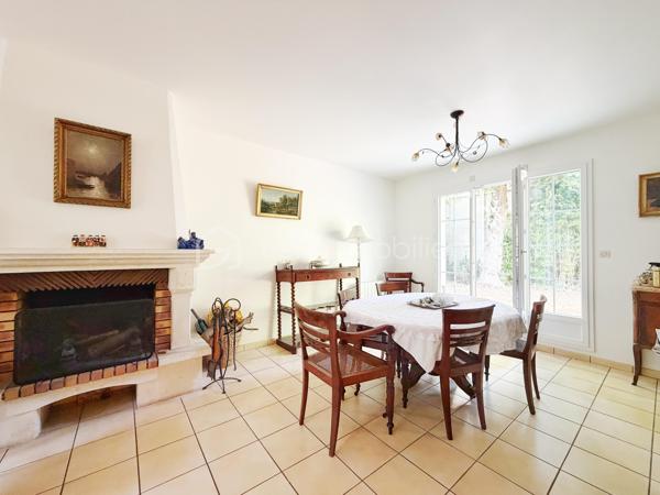 Située dans un environnement résidentiel recherché de Fourqueux, à Saint-Germain-en-Laye et de ses écoles internationales, cette maison construite en 1992 offre environ 135 m² habitables sur un terrain de 395 m².
Dès l’entrée, vous découvrirez un agréable séjour double de 32m2 avec cheminée, baigné de lumière grâce à son bow-window offrant une belle vue sur la nature. Cet espace chaleureux s’ouvre directement sur la terrasse et le jardin, créant une agréable continuité entre l’intérieur et l’extérieur, idéale pour profiter des beaux jours.
La cuisine équipée, fonctionnelle et indépendante, offre également un beau potentiel d’évolution puisqu’elle peut facilement être ouverte sur le séjour afin de créer une vaste pièce de vie conviviale et lumineuse d'environ 42m2.
Le rez-de-chaussée dispose par ailleurs d’une chambre avec salle de douche et WC, un véritable atout pour accueillir des invités, ou bénéficier d’une chambre de plain-pied. De nombreux rangements dans le dégagement viennent compléter ce niveau.
À l’étage, un palier dessert trois chambres, dont une belle suite parentale bénéficiant de sa propre salle de douche et de nombreux placards. Une salle de bains ainsi qu’un WC indépendant complètent l’espace nuit.
À l’extérieur, le jardin et la terrasse offrent un cadre agréable et verdoyant, propice aux moments de détente en famille ou entre amis.
Un garage avec espace buanderie complète ce bien et apporte un espace pratique pour le stationnement, le rangement et les équipements du quotidien.
Cette maison séduit par ses beaux volumes, ses quatre chambres et sa distribution fonctionnelle, avec notamment une chambre au rez-de-chaussée. La présence d’une cheminée, d’une terrasse et d’un jardin lui confère également un cadre de vie chaleureux et agréable.
Enfin, sa situation à 12 mns du T13 pour le RER A et 20 mns à pieds des établissements scolaires internationaux, constitue un atout majeur pour une famille à la recherche d’un environnement privilégié.