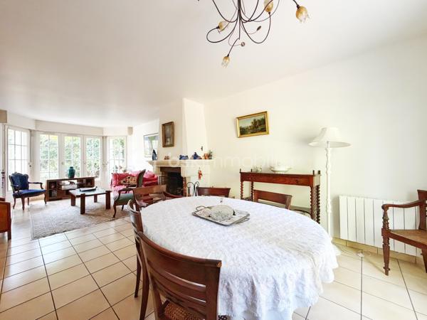 Située dans un environnement résidentiel recherché de Fourqueux, à Saint-Germain-en-Laye et de ses écoles internationales, cette maison construite en 1992 offre environ 135 m² habitables sur un terrain de 395 m².
Dès l’entrée, vous découvrirez un agréable séjour double de 32m2 avec cheminée, baigné de lumière grâce à son bow-window offrant une belle vue sur la nature. Cet espace chaleureux s’ouvre directement sur la terrasse et le jardin, créant une agréable continuité entre l’intérieur et l’extérieur, idéale pour profiter des beaux jours.
La cuisine équipée, fonctionnelle et indépendante, offre également un beau potentiel d’évolution puisqu’elle peut facilement être ouverte sur le séjour afin de créer une vaste pièce de vie conviviale et lumineuse d'environ 42m2.
Le rez-de-chaussée dispose par ailleurs d’une chambre avec salle de douche et WC, un véritable atout pour accueillir des invités, ou bénéficier d’une chambre de plain-pied. De nombreux rangements dans le dégagement viennent compléter ce niveau.
À l’étage, un palier dessert trois chambres, dont une belle suite parentale bénéficiant de sa propre salle de douche et de nombreux placards. Une salle de bains ainsi qu’un WC indépendant complètent l’espace nuit.
À l’extérieur, le jardin et la terrasse offrent un cadre agréable et verdoyant, propice aux moments de détente en famille ou entre amis.
Un garage avec espace buanderie complète ce bien et apporte un espace pratique pour le stationnement, le rangement et les équipements du quotidien.
Cette maison séduit par ses beaux volumes, ses quatre chambres et sa distribution fonctionnelle, avec notamment une chambre au rez-de-chaussée. La présence d’une cheminée, d’une terrasse et d’un jardin lui confère également un cadre de vie chaleureux et agréable.
Enfin, sa situation à 12 mns du T13 pour le RER A et 20 mns à pieds des établissements scolaires internationaux, constitue un atout majeur pour une famille à la recherche d’un environnement privilégié.