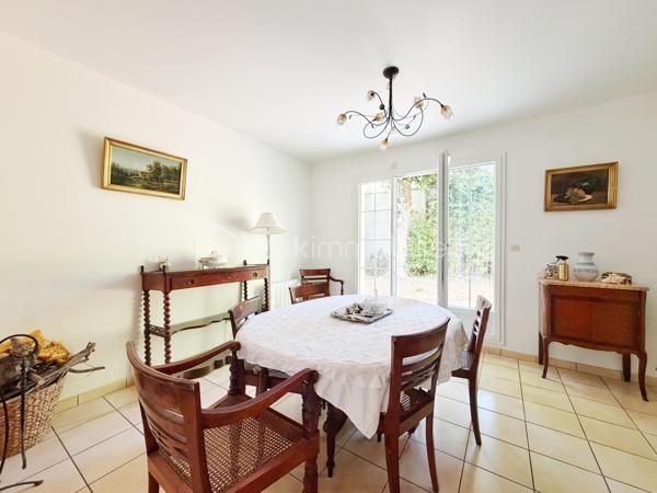 Située dans un environnement résidentiel recherché de Fourqueux, à Saint-Germain-en-Laye et de ses écoles internationales, cette maison construite en 1992 offre environ 135 m² habitables sur un terrain de 395 m².
Dès l’entrée, vous découvrirez un agréable séjour double de 32m2 avec cheminée, baigné de lumière grâce à son bow-window offrant une belle vue sur la nature. Cet espace chaleureux s’ouvre directement sur la terrasse et le jardin, créant une agréable continuité entre l’intérieur et l’extérieur, idéale pour profiter des beaux jours.
La cuisine équipée, fonctionnelle et indépendante, offre également un beau potentiel d’évolution puisqu’elle peut facilement être ouverte sur le séjour afin de créer une vaste pièce de vie conviviale et lumineuse d'environ 42m2.
Le rez-de-chaussée dispose par ailleurs d’une chambre avec salle de douche et WC, un véritable atout pour accueillir des invités, ou bénéficier d’une chambre de plain-pied. De nombreux rangements dans le dégagement viennent compléter ce niveau.
À l’étage, un palier dessert trois chambres, dont une belle suite parentale bénéficiant de sa propre salle de douche et de nombreux placards. Une salle de bains ainsi qu’un WC indépendant complètent l’espace nuit.
À l’extérieur, le jardin et la terrasse offrent un cadre agréable et verdoyant, propice aux moments de détente en famille ou entre amis.
Un garage avec espace buanderie complète ce bien et apporte un espace pratique pour le stationnement, le rangement et les équipements du quotidien.
Cette maison séduit par ses beaux volumes, ses quatre chambres et sa distribution fonctionnelle, avec notamment une chambre au rez-de-chaussée. La présence d’une cheminée, d’une terrasse et d’un jardin lui confère également un cadre de vie chaleureux et agréable.
Enfin, sa situation à 12 mns du T13 pour le RER A et 20 mns à pieds des établissements scolaires internationaux, constitue un atout majeur pour une famille à la recherche d’un environnement privilégié.