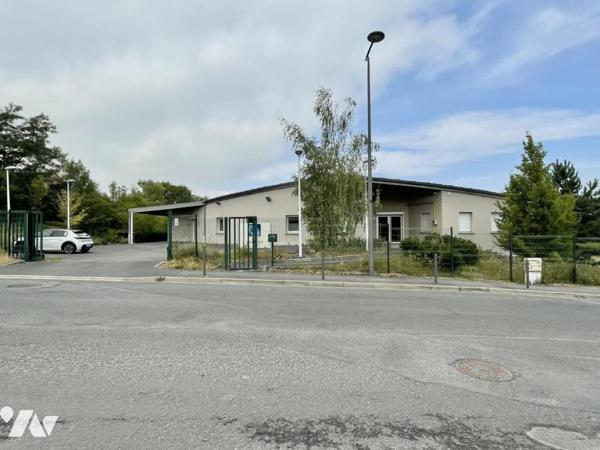 Bâtiment de bureaux avec parkings