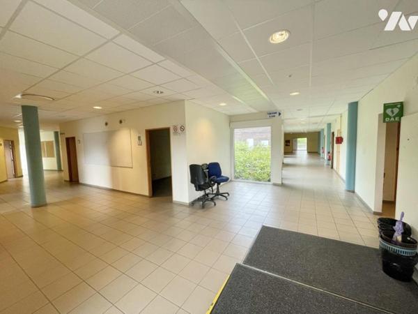 Bâtiment de bureaux avec parkings