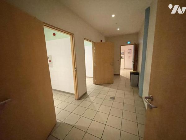 Bâtiment de bureaux avec parkings