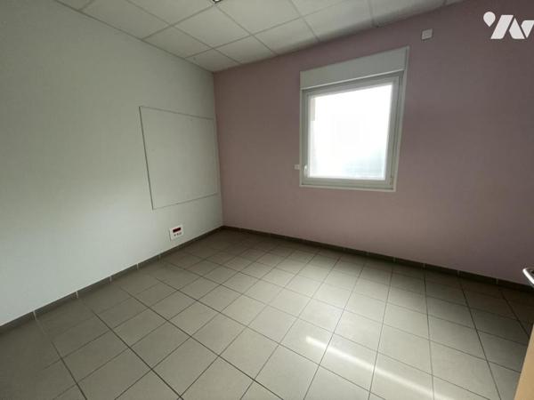 Bâtiment de bureaux avec parkings