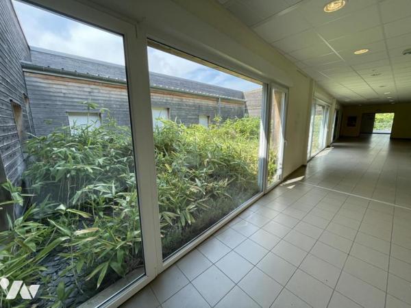 Bâtiment de bureaux avec parkings