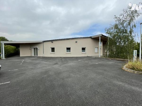 Bâtiment de bureaux avec parkings