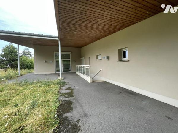 Bâtiment de bureaux avec parkings