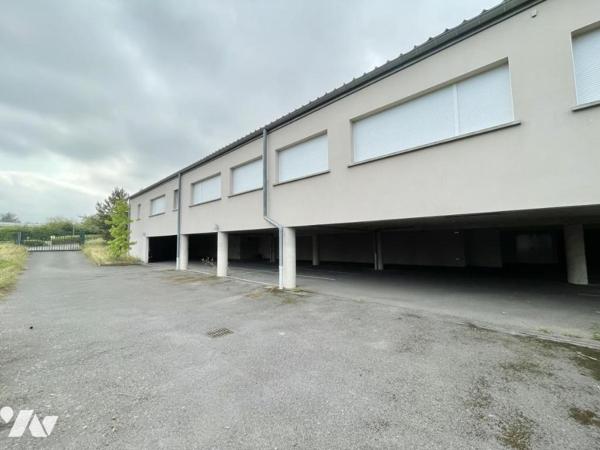 Bâtiment de bureaux avec parkings