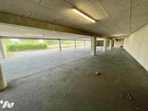Bâtiment de bureaux avec parkings
