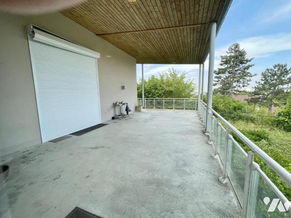 Bâtiment de bureaux avec parkings