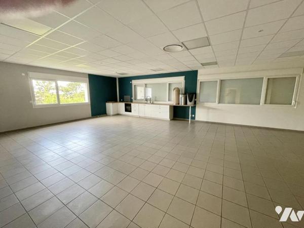 Bâtiment de bureaux avec parkings