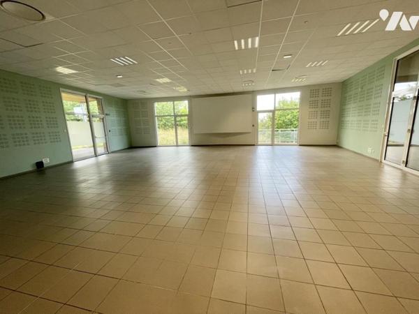 Bâtiment de bureaux avec parkings