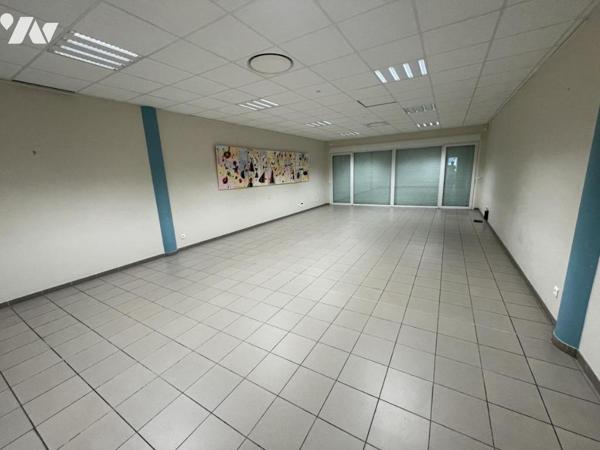Bâtiment de bureaux avec parkings
