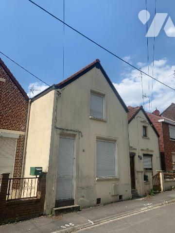 Maison de ville comprenant:
- Rez-de-chaussée: salon, SàM, cuisine, salle de douches, wc
- Et...