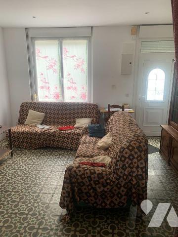 Maison de ville comprenant:
- Rez-de-chaussée: salon, SàM, cuisine, salle de douches, wc
- Et...