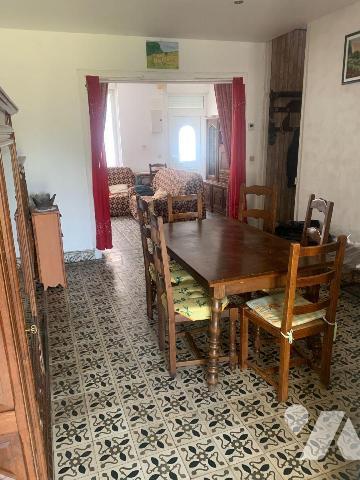 Maison de ville comprenant:
- Rez-de-chaussée: salon, SàM, cuisine, salle de douches, wc
- Et...