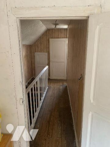 Maison de ville comprenant:
- Rez-de-chaussée: salon, SàM, cuisine, salle de douches, wc
- Et...