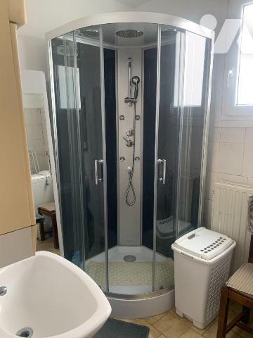 Maison de ville comprenant:
- Rez-de-chaussée: salon, SàM, cuisine, salle de douches, wc
- Et...