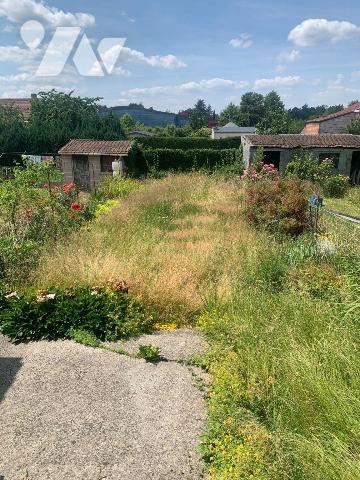 Maison de ville comprenant:
- Rez-de-chaussée: salon, SàM, cuisine, salle de douches, wc
- Et...