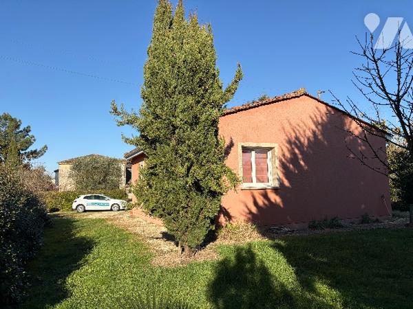 Villa de plain-pied récente, avec jardin arboré autour de 3500m².
