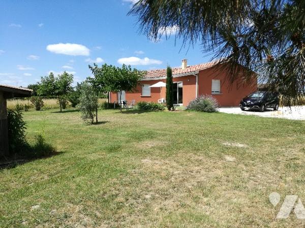 Villa de plain-pied récente, avec jardin arboré autour de 3500m².