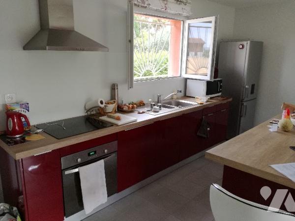 Villa de plain-pied récente, avec jardin arboré autour de 3500m².