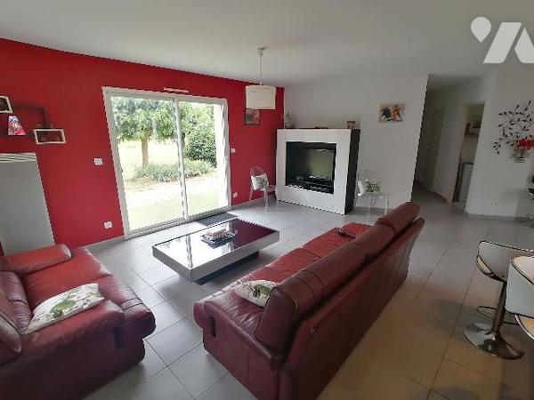 Villa de plain-pied récente, avec jardin arboré autour de 3500m².