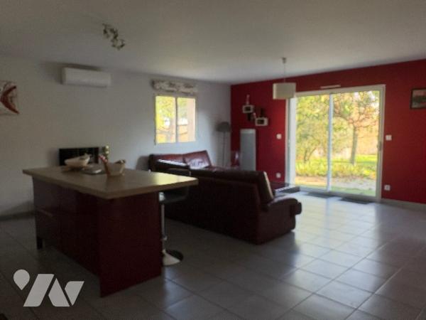 Villa de plain-pied récente, avec jardin arboré autour de 3500m².