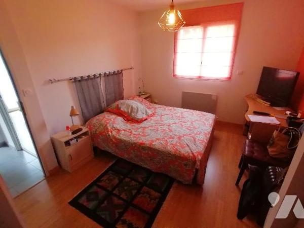 Villa de plain-pied récente, avec jardin arboré autour de 3500m².