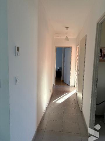 Villa de plain-pied récente, avec jardin arboré autour de 3500m².