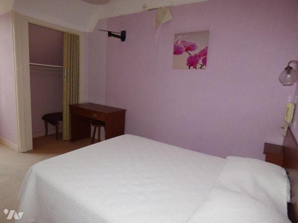 Centre ville, ancien hôtel, bar restaurant, comprenant :
Au sous sol : cave set chaufferie (fu...