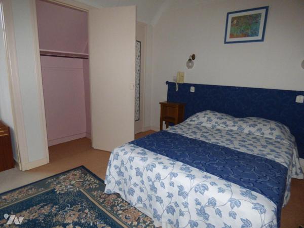 Centre ville, ancien hôtel, bar restaurant, comprenant :
Au sous sol : cave set chaufferie (fu...