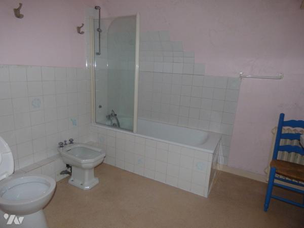 Centre ville, ancien hôtel, bar restaurant, comprenant :
Au sous sol : cave set chaufferie (fu...