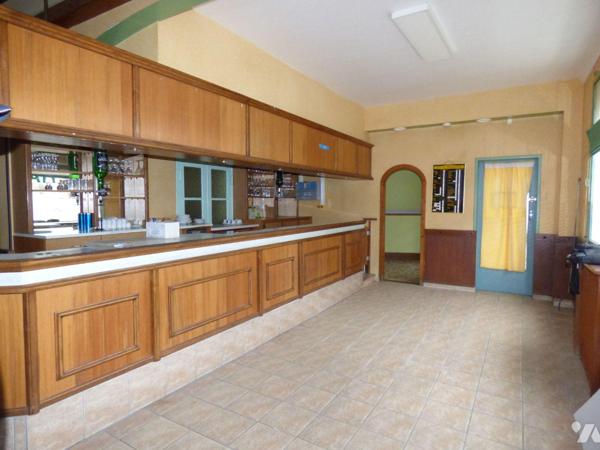 Centre ville, ancien hôtel, bar restaurant, comprenant :
Au sous sol : cave set chaufferie (fu...