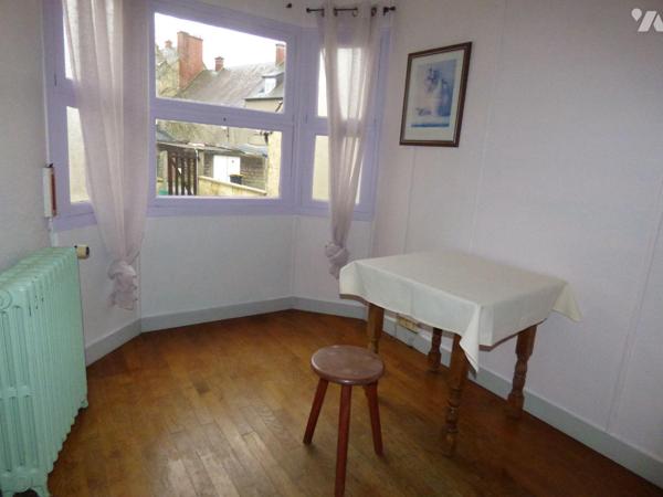 Centre ville, ancien hôtel, bar restaurant, comprenant :
Au sous sol : cave set chaufferie (fu...