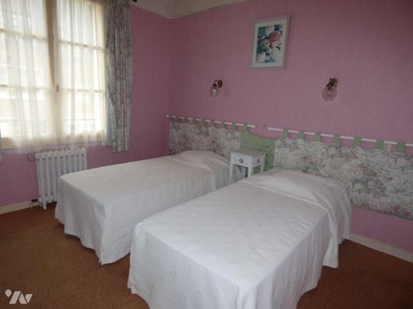 Centre ville, ancien hôtel, bar restaurant, comprenant :
Au sous sol : cave set chaufferie (fu...