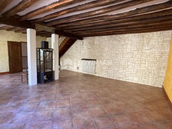 Maison de ville familiale de 152,7 m² de type 4/5, avec cour, garage 2 voitures et grenier aménageable.