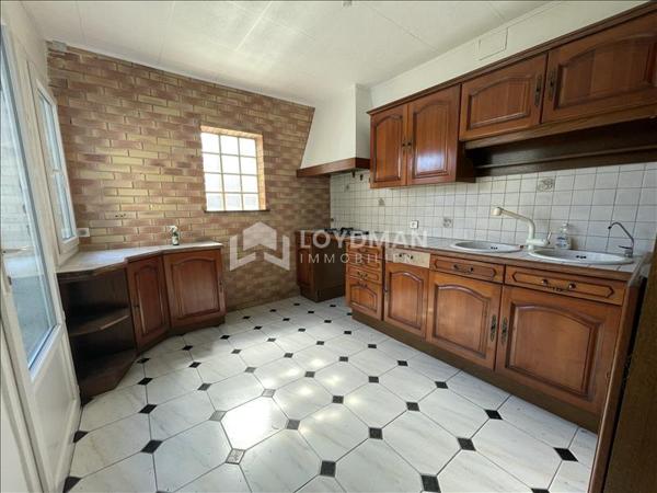 Maison de ville familiale de 152,7 m² de type 4/5, avec cour, garage 2 voitures et grenier aménageable.