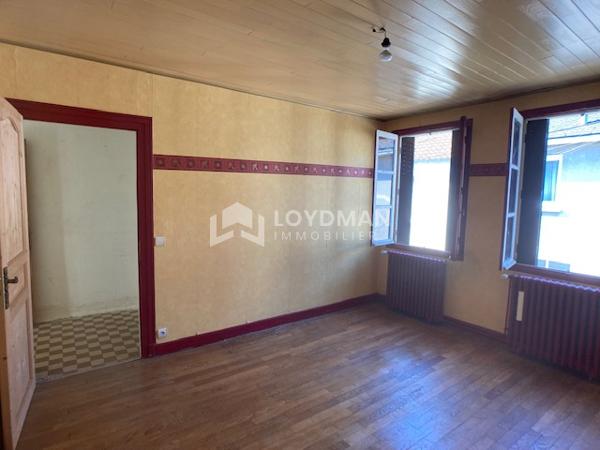 Maison de ville familiale de 152,7 m² de type 4/5, avec cour, garage 2 voitures et grenier aménageable.