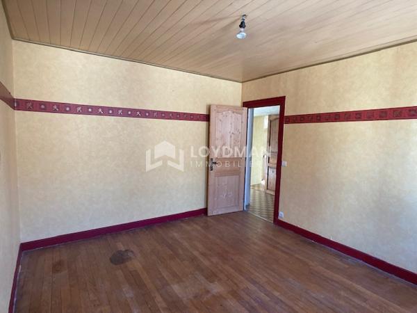 Maison de ville familiale de 152,7 m² de type 4/5, avec cour, garage 2 voitures et grenier aménageable.
