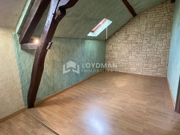 Maison de ville familiale de 152,7 m² de type 4/5, avec cour, garage 2 voitures et grenier aménageable.