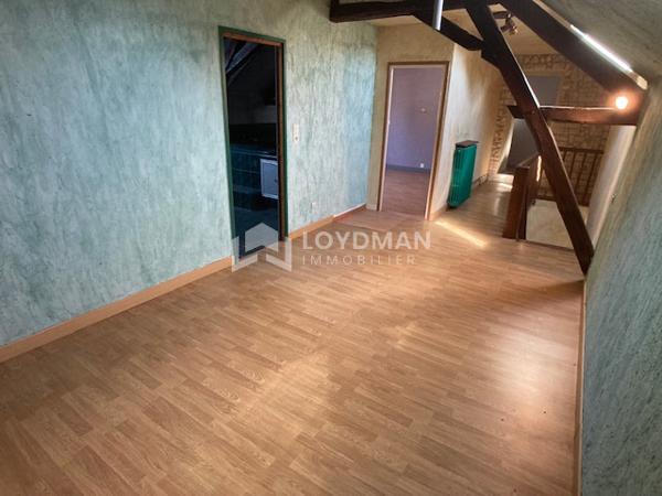 Maison de ville familiale de 152,7 m² de type 4/5, avec cour, garage 2 voitures et grenier aménageable.